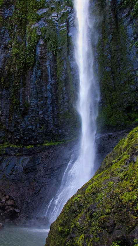 The Iglesias waterfall and pool on Cocos Island, Costa Rica | Windows 10 Spotlight Images