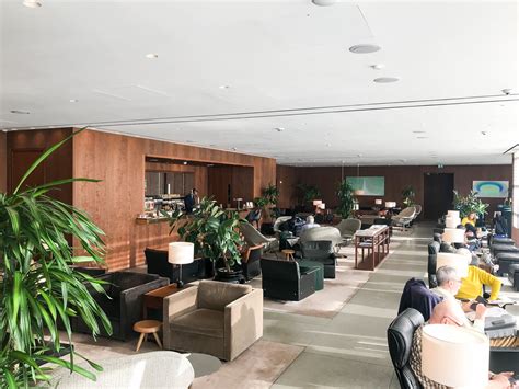 The 7 do's and don'ts in an airport lounge - The Points Guy