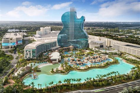 Řetězec Hard Rock Café otevřel na Floridě hotel ve tvaru kytary - Topmagazine.cz