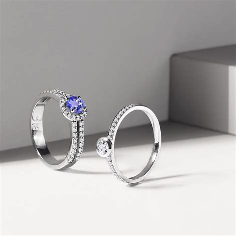 Luxury Tanzanite and Diamond Ring in White Gold | KLENOTA