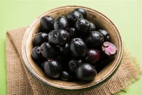 Jamun Fruit - Benefits, Nutritional Facts, & Recipes - HealthifyMe