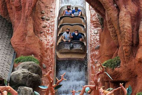 Disney World's Splash Mountain Ride Vehicle Sinks in Video Shared on ...