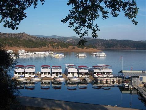 Powerboats and houseboats ready to depart Photos