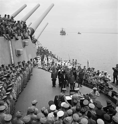 Japanese surrender ceremony aboard the USS Missouri, 1945 [2616x2744 ...