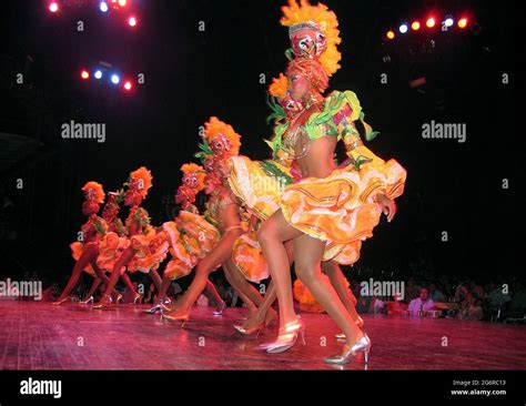 Cuban dancers in Havana, Cuba Stock Photo - Alamy