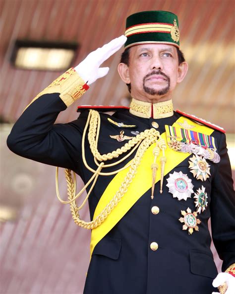 [VIRAL] What Is The Sultan Of Brunei Doing In The Middle Of The Road?