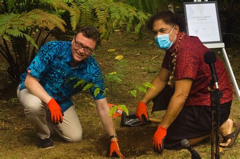 Samoa plants a tree for the Queen - Commonwealth Business Communications