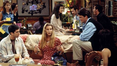 Lisa Kudrow admits she's never watched 'Friends' - Good Morning America