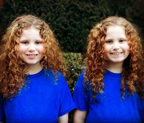 Identical twins #identicaltwins #identicaltwingirls #redhair #curlyhair | Red hair, Identical ...