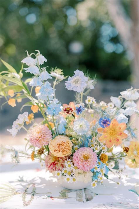 Summer flower arrangement | Bruiloft tafeldecoraties, Bruiloftsideeën ...