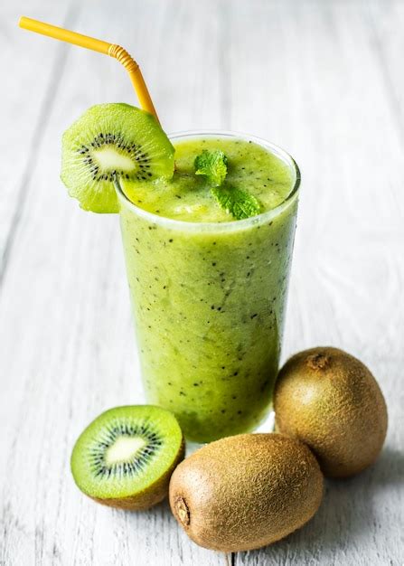 Free Photo | Healthy kiwi smoothie summer recipe