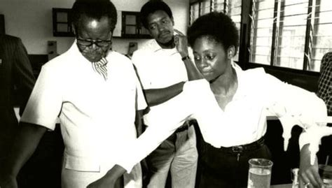 Oliver Tambo with students in a science lesson | South African History ...