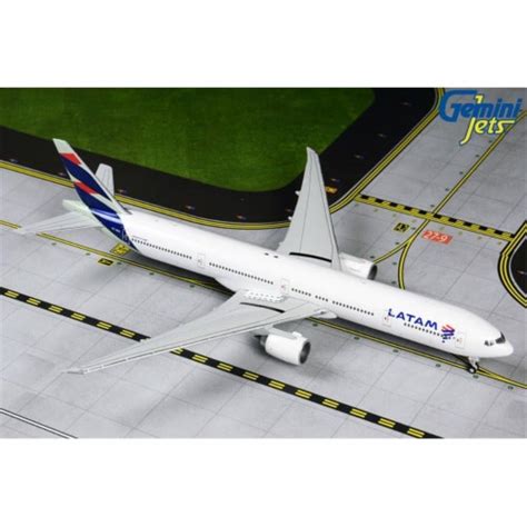 Gemini Jets GJ1848 Latam 777-300ER 1-400 Reg PT-MUI Model Airplane, 1 - Ralphs