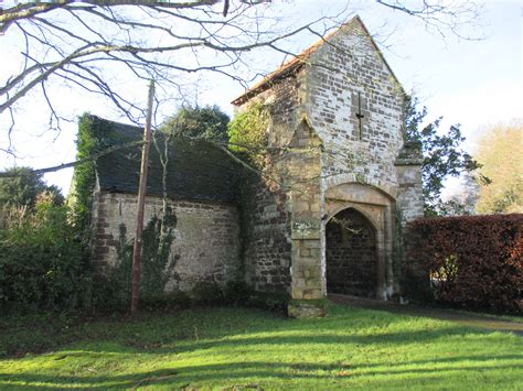 File:Ewhurst Manor gatehouse.JPG - Wikimedia Commons
