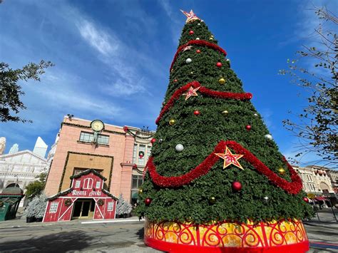 PHOTOS: Christmas Tree and Holiday Tribute Store Receive More Decorations at Universal Studios ...