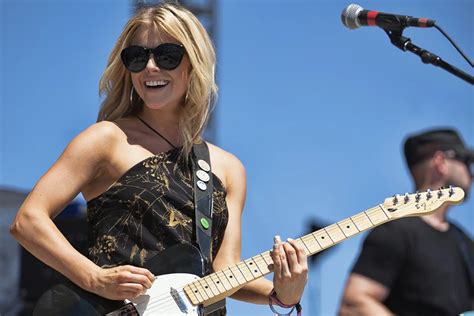 Lindsay Ell Brings the Guitar Shredding to Country Jam 2016