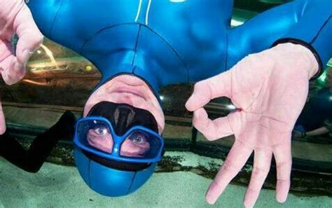 Guinness World Record Holding Breath Underwater - Rekod di Dunia