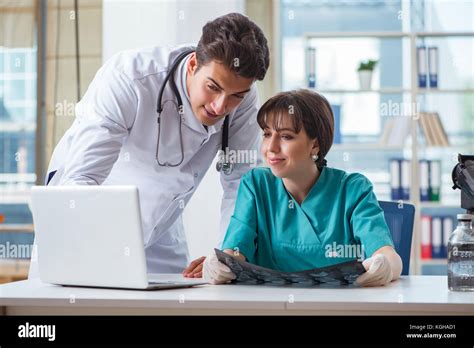 Two doctors discussing x-ray MRI image in hospital Stock Photo - Alamy