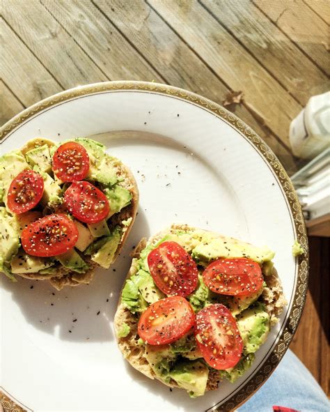 Tomato & Avocado toast: Directions, calories, nutrition & more | Fooducate