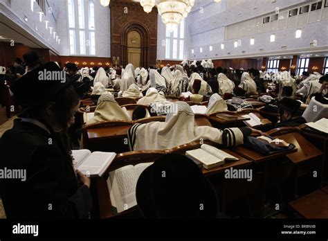 Purim celebration in the Belz Synagogue, Jerusalem Stock Photo - Alamy