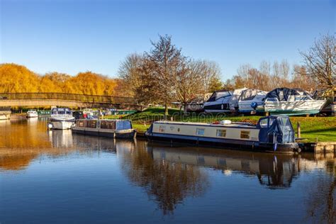 View Along the River Great Ouse at Ely Editorial Image - Image of line, water: 237090020