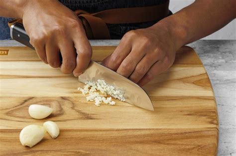 How to Mince Garlic with a Knife, Garlic Press, Grater or Food Processor