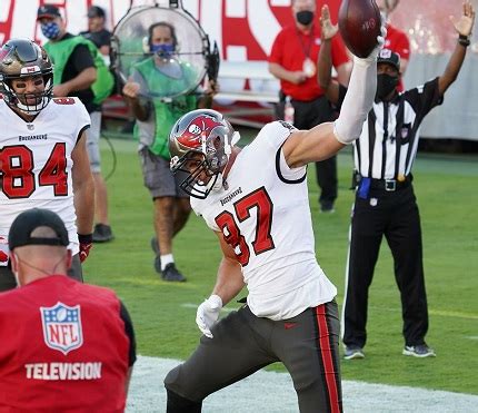 Satisfied Gronk, Injured Gronk - JoeBucsFan.com - Tampa Bay Bucs Blog ...