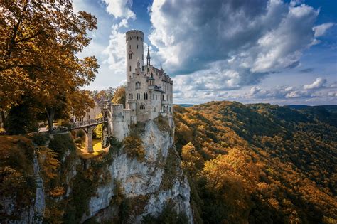 Старинный замок Лихтенштайн на утесе, Германия - обои для рабочего ...