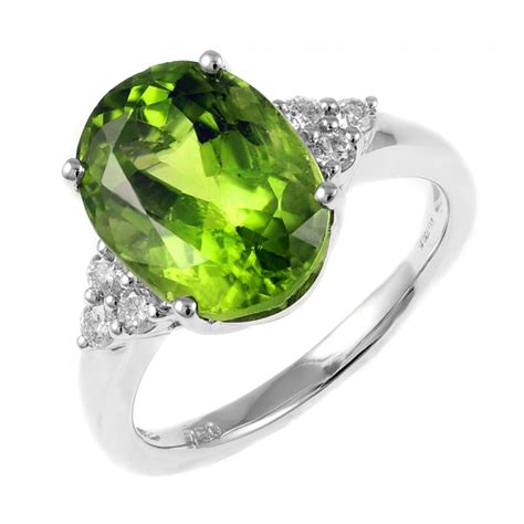 18ct white gold 5.91ct peridot & 0.18ct diamond ring.