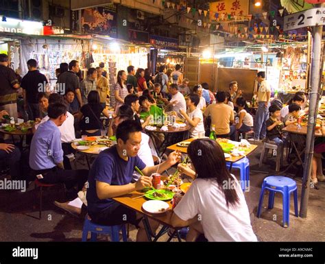 China Hong Kong Yau Ma Tei Temple street night market street vendor seafood restaurant Stock ...