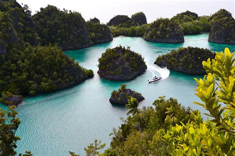 Indonesia & Papua | StoryTailor | Exclusive Travel Agency