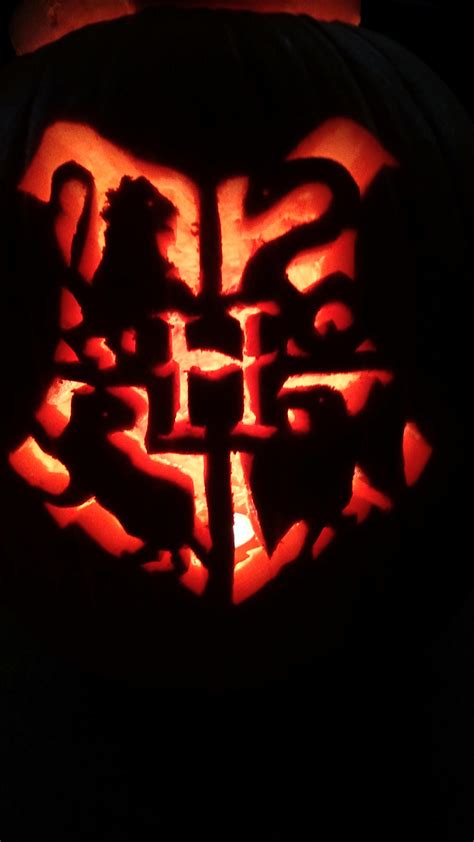 Hogwarts' crest pumpkin by MakoEyedLady on DeviantArt