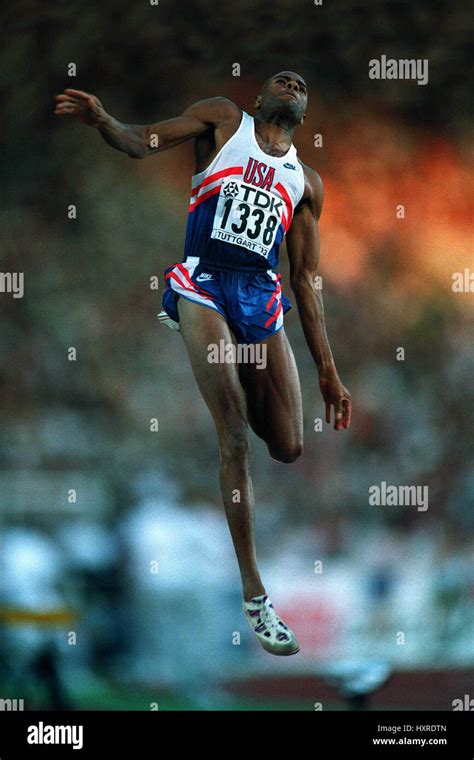 MIKE POWELL LONG JUMP 26 August 1993 Stock Photo - Alamy