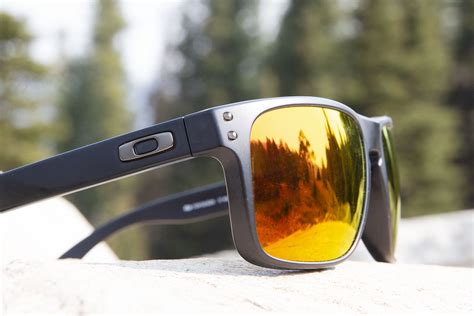 Oakley Men’s Holbrook Sunglasses: Classic Active Shades