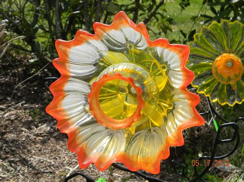 Pin by Kim Dillon on Garden totems & Glass flowers | Glass garden art, Glass garden flowers, Art ...