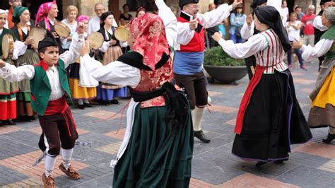 Asturian traditional folk dance / Áviles, Asturias, Spain - YouTube