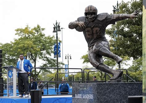 Detroit Lions Unveil Statue To Honor 1988 Heisman Winner Barry Sanders ...