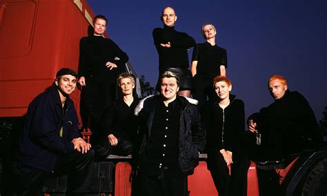 ‘Tubthumping’: The Story Behind Chumbawamba’s Hit | uDiscover