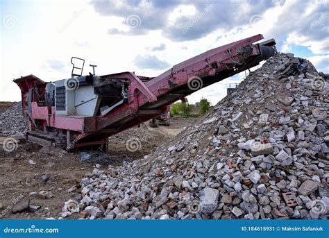 Mobile Stone Jaw Crusher Machine for Crushing Concrete into Gravel and ...