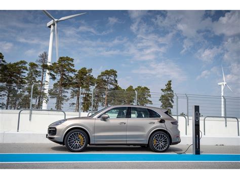 2021 Porsche Cayenne Hybrid: 54 Exterior Photos | U.S. News