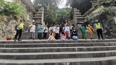 Makam Sunan Giri Gresik Dibuka, Peziarah Membeludak