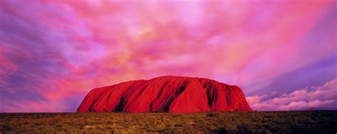 What gives Uluru its red colour?