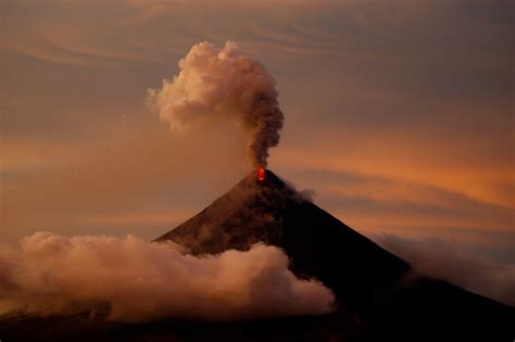 Philippines warns powerful volcanic eruption may still come | The Seattle Times