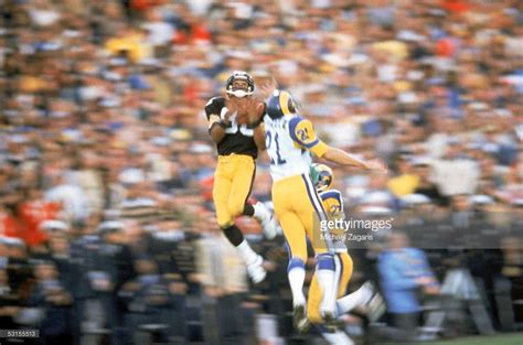 Lynn Swann of the Pittsburgh Steelers makes a catch against the Los... | Steelers, Pittsburgh ...