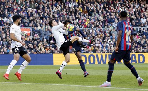 Raphinha header gives 10-man Barcelona narrow win over Valencia | Reuters