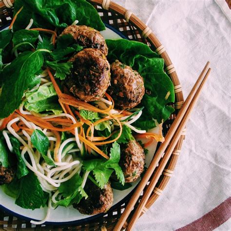 Vietnamese Bun Cha Noodle Bowl with Lemongrass Pork Meatballs | Bun cha, Pork meatballs, Cha recipe