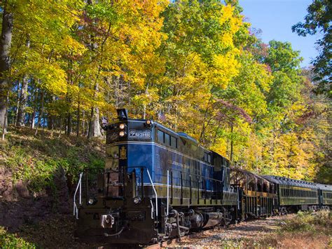 18 Best Fall Foliage Train Rides For Leaf Peeping