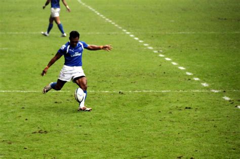 File:Uale Mai kicks rugby ball.jpg - Wikimedia Commons