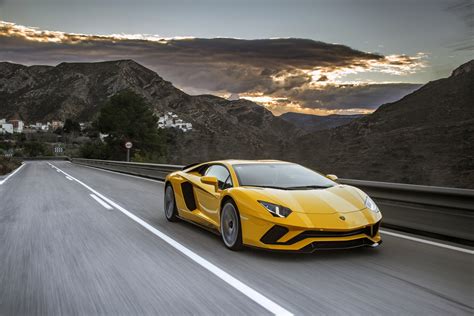 Lamborghini Aventador replacement likely to have V-12 aided by electrification