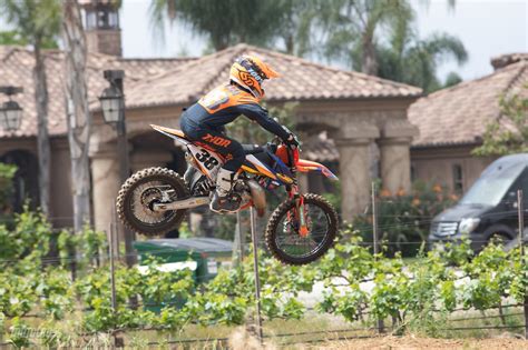 VIDÉO MXA : TEST DE L'EXOTIQUE KTM 14 SUPERMINI DU PRODIGY HAIDEN DEEGAN DE 112 ANS - Motocross ...